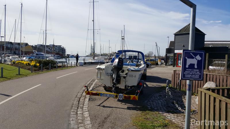 Boot und Trailer im Hafen Nyborg